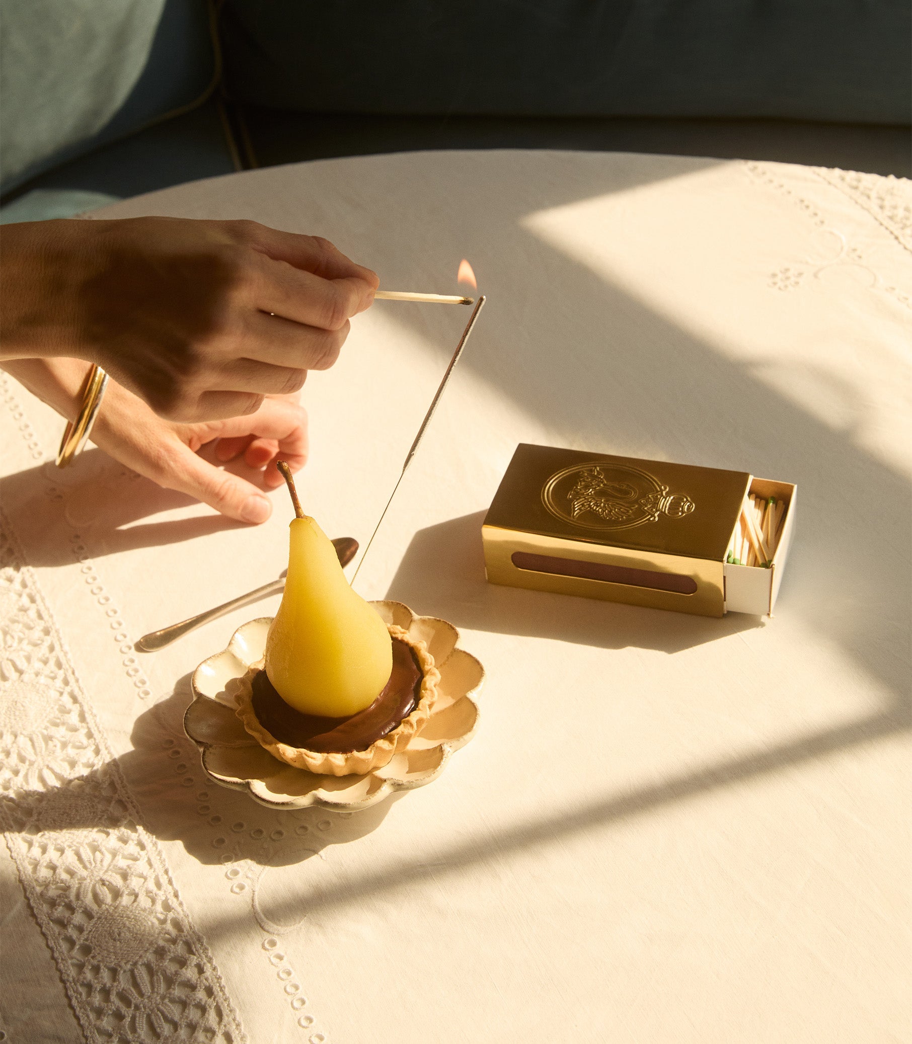 DÔEN AND MATILDA GOAD & CO BRASS SWAN MATCHBOOK SLEEVE -- BRASS