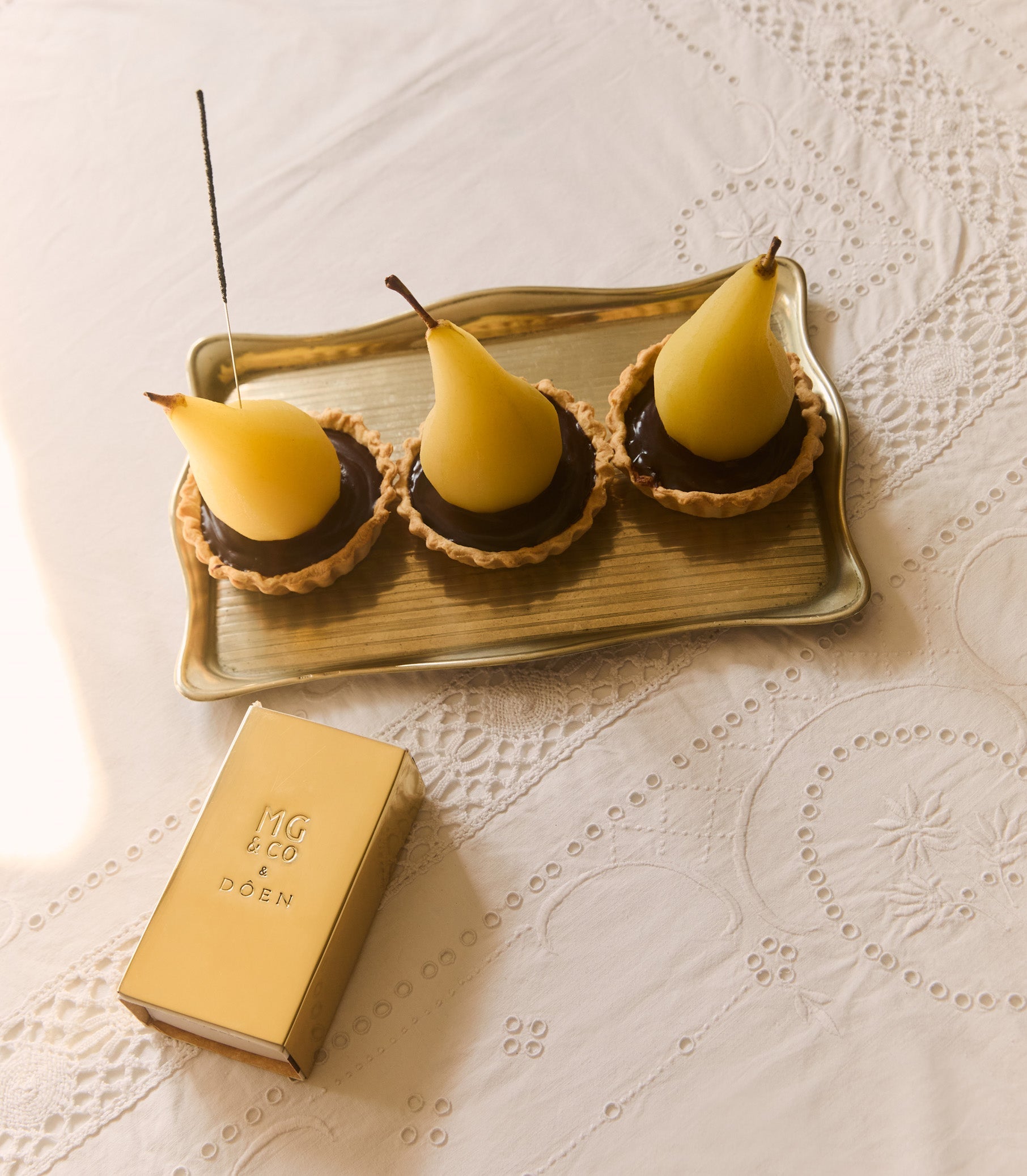 DÔEN AND MATILDA GOAD & CO BRASS SWAN MATCHBOOK SLEEVE -- BRASS