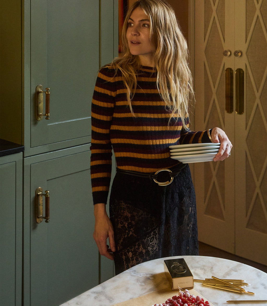 DÔEN AND MATILDA GOAD & CO BRASS SWAN MATCHBOOK SLEEVE -- BRASS